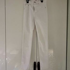 Very cute white Rag & Bone skinny jeans.